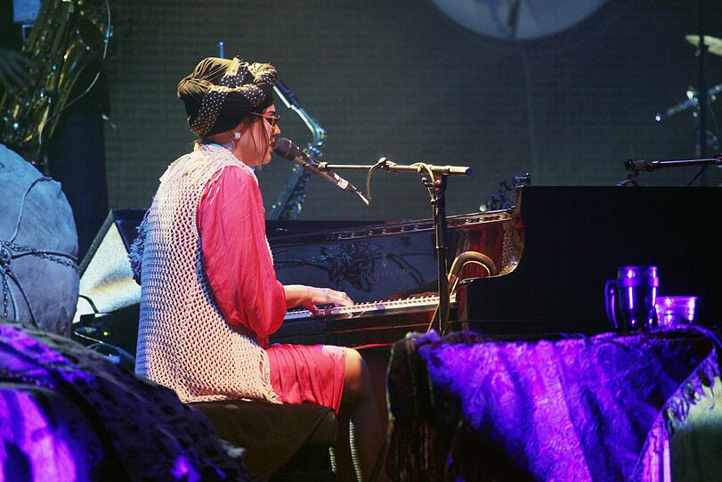 Mit erstaunlicher Bühnenpräsenz nimmt die 27-jährige Songschreiberin und Jazz-Sängerin Melody Gardot ihr Publikum auf dem Tollwood mit auf eine musikalische Weltreise.