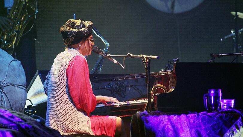 Mit erstaunlicher Bühnenpräsenz nimmt die 27-jährige Songschreiberin und Jazz-Sängerin Melody Gardot ihr Publikum auf dem Tollwood mit auf eine musikalische Weltreise. Mit erstaunlicher Bühnenpräsenz nimmt die 27-jährige Songschreiberin und Jazz-Sängerin Melody Gardot ihr Publikum auf dem Tollwood mit auf eine musikalische Weltreise.