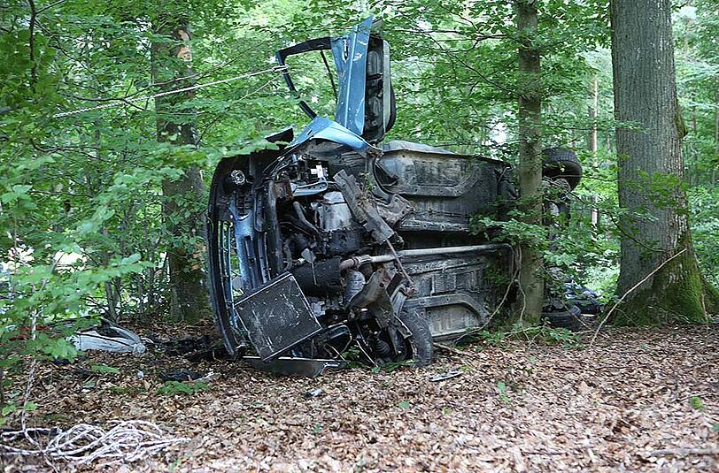 Nach einem schweren Verkehrsunfall im unterfränkischen Unterschleichach ist eine 19-jährige Frau gestorben. Die Bilder vom Unfallort.