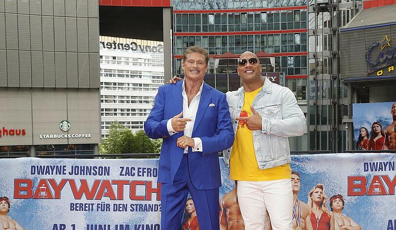 Dass "Baywatch" in Deutschland so gut läuft, können sich US-Experten nur auf eine Weise erklären: Es muss an David Hasselhoff (links) liegen, der in der Komödie kurz als Mentor von Dwayne Johnson auftritt.