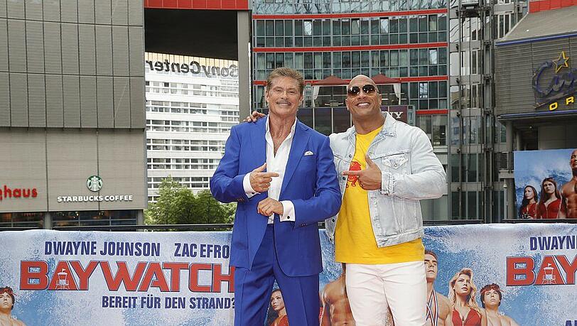 Dass "Baywatch" in Deutschland so gut läuft, können sich US-Experten nur auf eine Weise erklären: Es muss an David Hasselhoff (links) liegen, der in der Komödie kurz als Mentor von Dwayne Johnson auftritt.
