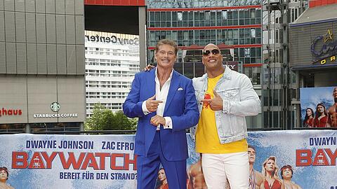 Dass "Baywatch" in Deutschland so gut läuft, können sich US-Experten nur auf eine Weise erklären: Es muss an David Hasselhoff (links) liegen, der in der Komödie kurz als Mentor von Dwayne Johnson auftritt.