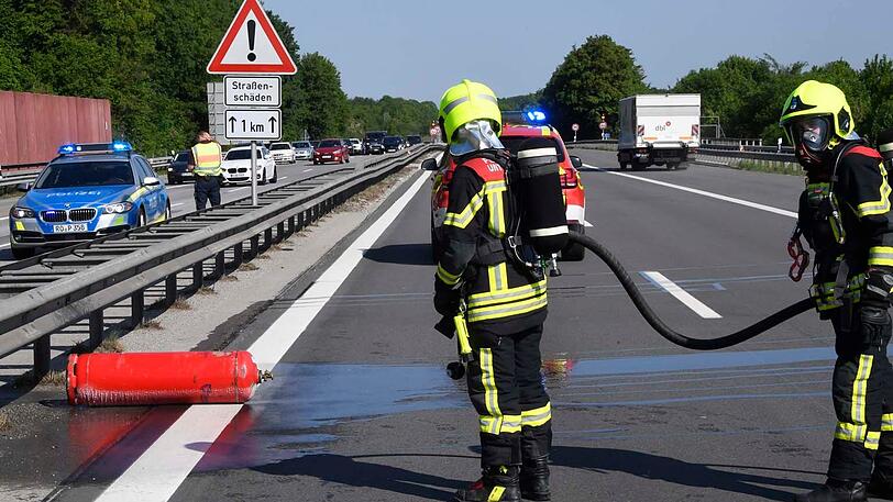 Die Feuerwehr Unterhaching bei der Bergung der der Propangasflasche.