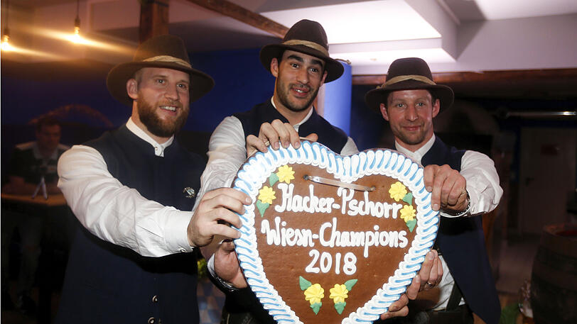 Die "Hacker-Pschorr Wiesnchampions 2018": Michael Wolf (r.), Trevor Parkes (m.) und Andrew Bodnarchuk vom EHC Red Bull München.