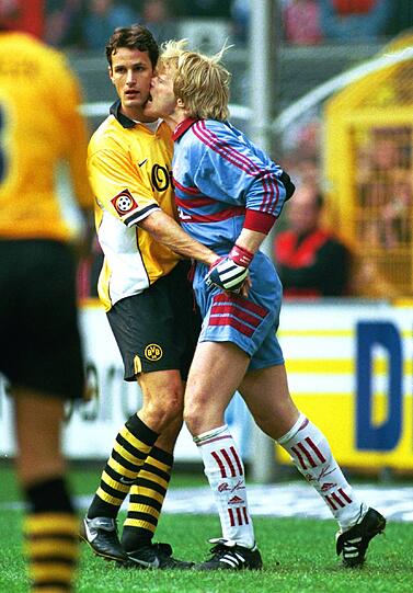 3. April 1999, Bundesliga: In einem hektischen Spiel steht Bayern-Schlussmann Oliver Kahn im Mittelpunkt. Er "knutscht" Heiko Herrlich in den Hals und springt Stéphane Chapuisat mit ausgestrecktem Bein entgegen. "Gebissen hat er nicht, nur geknabbert, jedenfalls hatte ich kein Loch im Hals", sagt Herrlich später. Die Bayern drehen ein 0:2, am Ende geht die Partie 2:2 aus.
