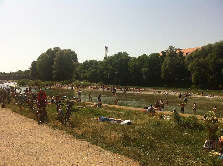 Die Insel liegt nicht weit vom Ufer entfernt, im Sommer waten dorthin die Münchner manchmal sogar nur knietief.