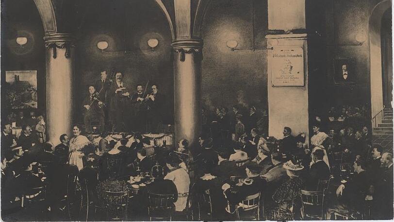 Der Bockbierkeller im Café Metropol 1895: Der Wirt steht auf der Bühne. Der Bockbierkeller im Café Metropol 1895: Der Wirt steht auf der Bühne.