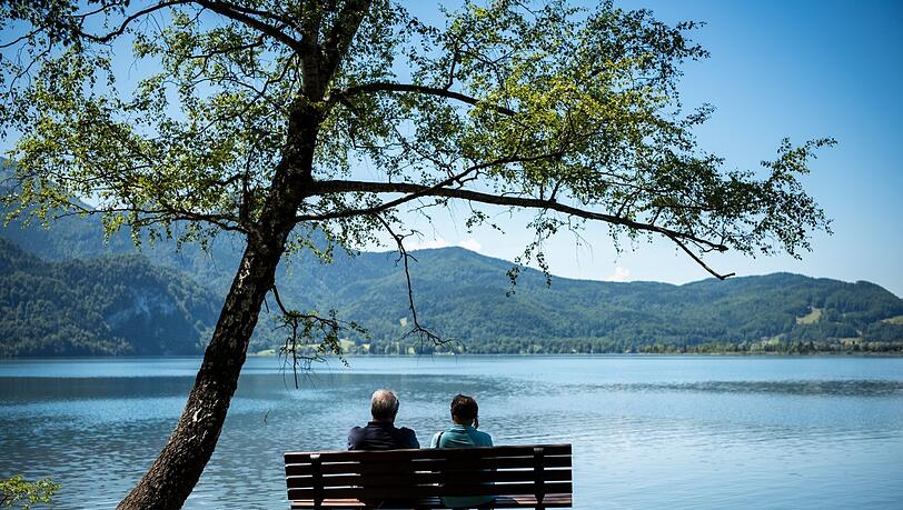 Sobald man am Kochelsee ist, kann man sich auch eine kurze Rast gönnen, die Aussicht lohnt sich. Sobald man am Kochelsee ist, kann man sich auch eine kurze Rast gönnen, die Aussicht lohnt sich.