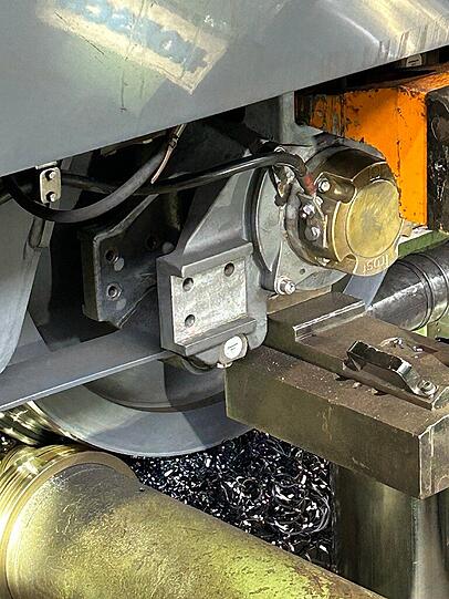 So werden Eisenräder der U-Bahnen rundgedreht, darunter die abgefräste Metallspäne.