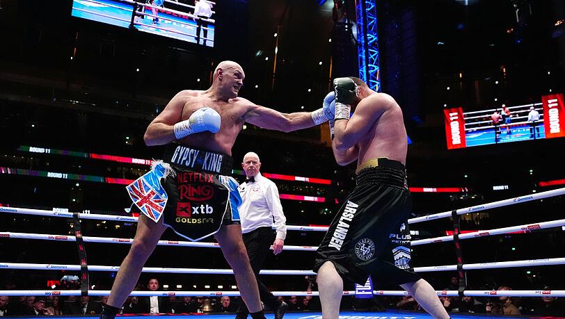 Ungefährdeter Sieg: Tyson Fury (l) im Ring gegen Arslanbek Machmudow. Ungefährdeter Sieg: Tyson Fury (l) im Ring gegen Arslanbek Machmudow.