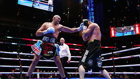 Ungef&auml;hrdeter Sieg: Tyson Fury (l) im Ring gegen Arslanbek Machmudow.