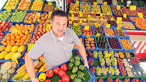 EU-Verordnungen sogen für mehr Sicherheit bei Lebensmitteln: Markthändler Fatmir Ajeti mit einer Kiste Paprika am Hauptmarkt. EU-Verordnungen sogen für mehr Sicherheit bei Lebensmitteln: Markthändler Fatmir Ajeti mit einer Kiste Paprika am Hauptmarkt.