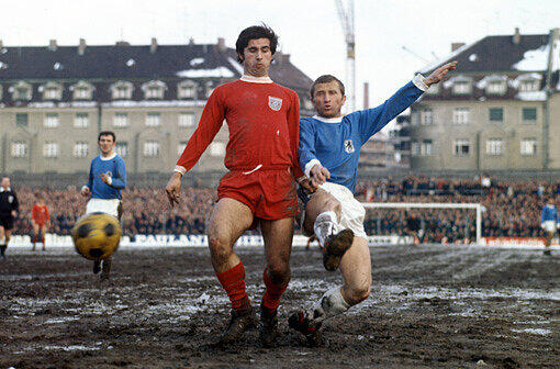 Legendäres Duell: Löwe Perusic im Jahr 1970 gegen Bayern-Stürmer Gerd Müller im Grünwalder. Lesen Sie in der Bilderstrecke, was aus den anderen Meisterlöwen geworden ist!