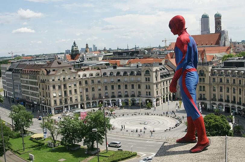 Gefährlich nahe am Abgrund: Unser AZ-Fotograf hat Spiderman in München erwischt.