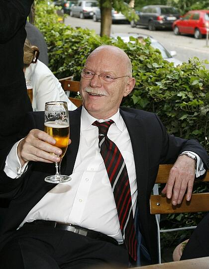 In einem Kreuzberger Restaurant trinkt Peter Struck 2006 ein Glas Bier.