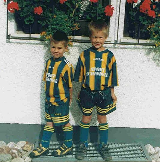 Wurzeln, fußballerische: Hat Götze im Allgäu. Beim SC Ronsberg begann er seine Karriere 1995 in der F-Jugend. &bdquo;Er war zwei Köpfe kleiner als die anderen, hat ihnen aber trotzdem einen Knoten in die Beine gespielt&ldquo;, sagt sein Jugendtrainer. 1998 folgte nach dem Umzug der Wechsel zu Eintracht Hombruch, 2001 ging's zum BVB.