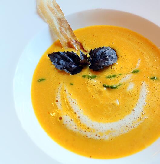 Geräucherte Kürbissuppe &ndash; Pancetta &ndash; Honig &ndash; roter Basilikum