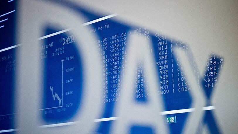 Der Dax erholte sich zum Mittwochmittag wieder etwas und schaffte den Sprung über die 9000 Punkte. Der Dax erholte sich zum Mittwochmittag wieder etwas und schaffte den Sprung über die 9000 Punkte.