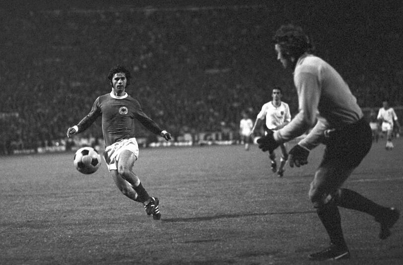 EM, 1972: Halbfinale gegen Belgien 2:1 - Deutschland hat sich zum ersten Mal für eine EM qualifiziert. Gerd Müller (l) ebnet mit zwei Toren den Weg ins Finale. Dort wird die Sowjetunion besiegt. Die DFB-Elf holt zwei Jahre vor dem WM-Triumph schon den EM-Pokal.