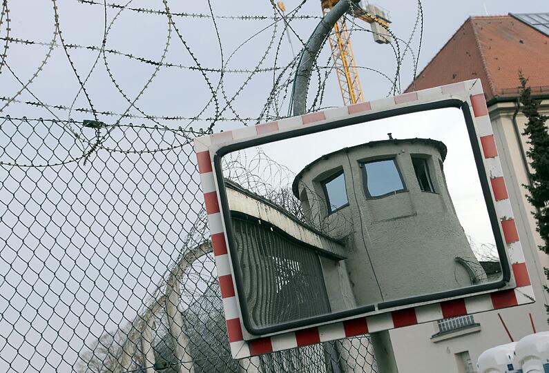 18. Januar 2016: Die 1. auswärtige Strafvollstreckungskammer des Landgerichts Augsburg mit Sitz in Landsberg/Lech gibt dem Antrag auf "Halbstrafe" und damit vorzeitige Haftentlassung statt.