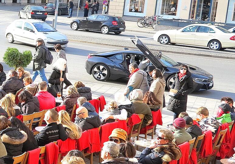 Aber nach dem Vergrößern ist der Öko-Flitzer i8 von BMW gut zu erkennen - samt Flügeltür.