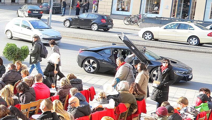 Aber nach dem Vergrößern ist der Öko-Flitzer i8 von BMW gut zu erkennen - samt Flügeltür. Aber nach dem Vergrößern ist der Öko-Flitzer i8 von BMW gut zu erkennen - samt Flügeltür.