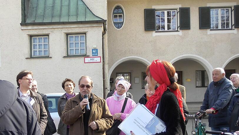 Die Stadteilspaziergänge mit Historikerin Dorle Griebl und BA-Mitgliedern kamen bei den Bürgern gut an. Hier ein Paar Impressionen vom Rundgang in Alt-Solln. Die Stadteilspaziergänge mit Historikerin Dorle Griebl und BA-Mitgliedern kamen bei den Bürgern gut an. Hier ein Paar Impressionen vom Rundgang in Alt-Solln.