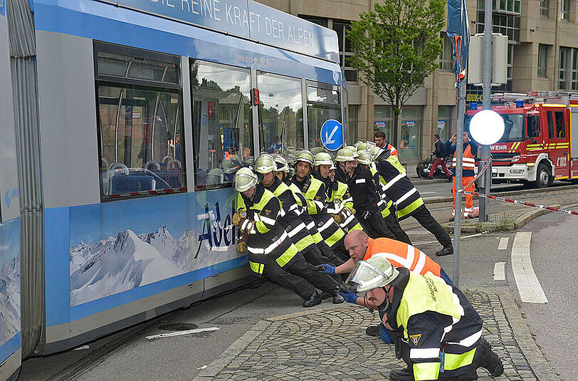 Die Bahn musste mit einem Kran der Feuerwehr angehoben und ins Gleis zurück gehievt werden.