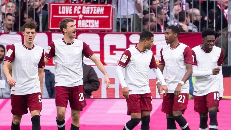 Die Spieler des FC Bayern München feiern den 2:0-Sieg gegen den FC Augsburg.