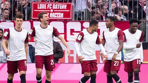 Die Spieler des FC Bayern München feiern den 2:0-Sieg gegen den FC Augsburg.
