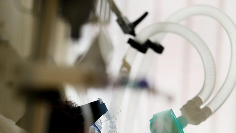 "Auch ein junger Patient ist nicht gefeit davor, einen schweren Verlauf zu haben", sagt der Chefarzt Clemens Wendtner von der Klinik für Infektiologie in der München Klinik Schwabing. "Auch ein junger Patient ist nicht gefeit davor, einen schweren Verlauf zu haben", sagt der Chefarzt Clemens Wendtner von der Klinik für Infektiologie in der München Klinik Schwabing.