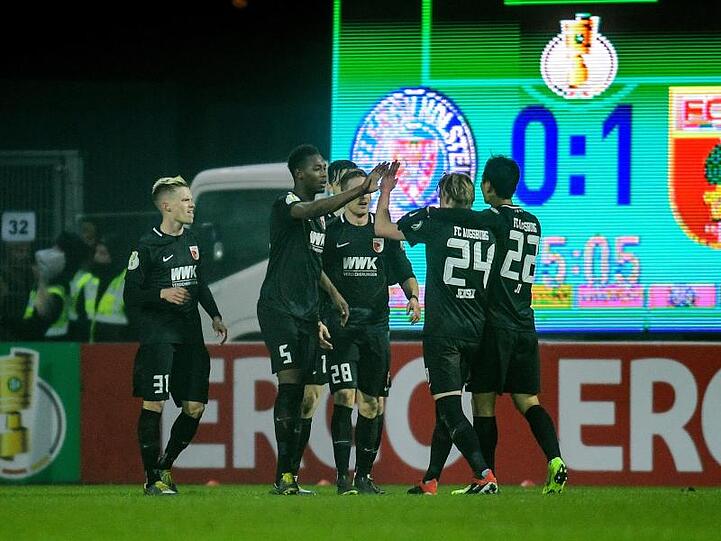 Augsburgs Spieler feiern den Treffer zum 1:0 gegen Holstein Kiel.
