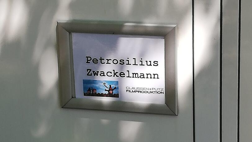 Petrosilius Zwackelmann wohnte zeitweise in einem Trailer auf dem Burg-Parkplatz. Petrosilius Zwackelmann wohnte zeitweise in einem Trailer auf dem Burg-Parkplatz.