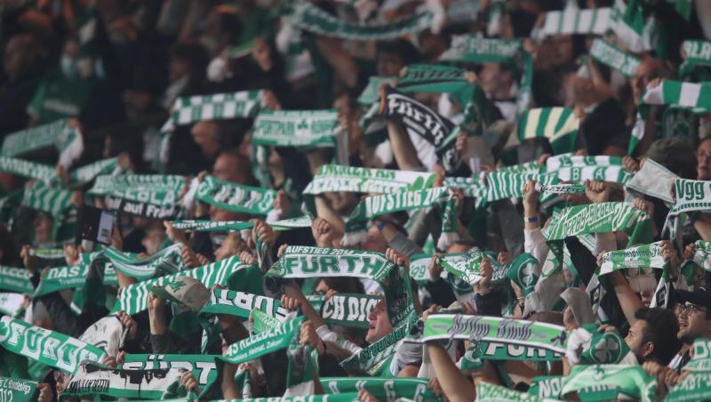 Greuther Fürth Fans halten vor Beginn der Partie Schals in die Luft.