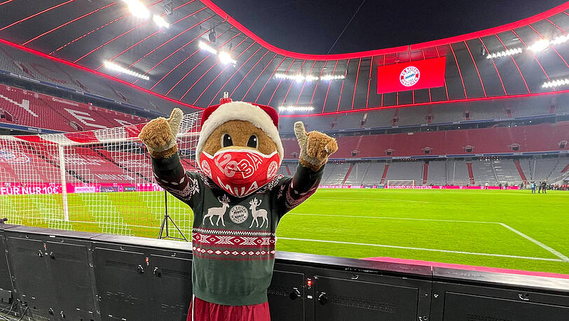 Bayern-Maskottchen Berni schickt Grüße aus der Allianz Arena - alle Bayern hoffen, dass hier die Ränge bald wieder voll sein werden. Wie die Spieler Weihnachten gefeiert haben, sehen Sie unten.