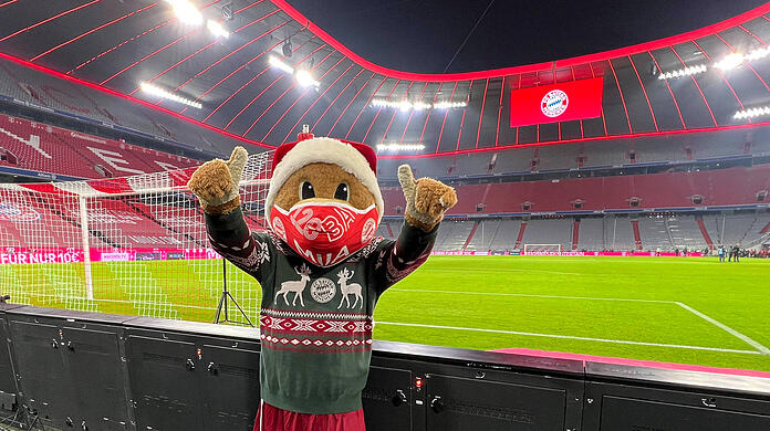 Bayern-Maskottchen Berni schickt Grüße aus der Allianz Arena - alle Bayern hoffen, dass hier die Ränge bald wieder voll sein werden. Wie die Spieler Weihnachten gefeiert haben, sehen Sie unten.