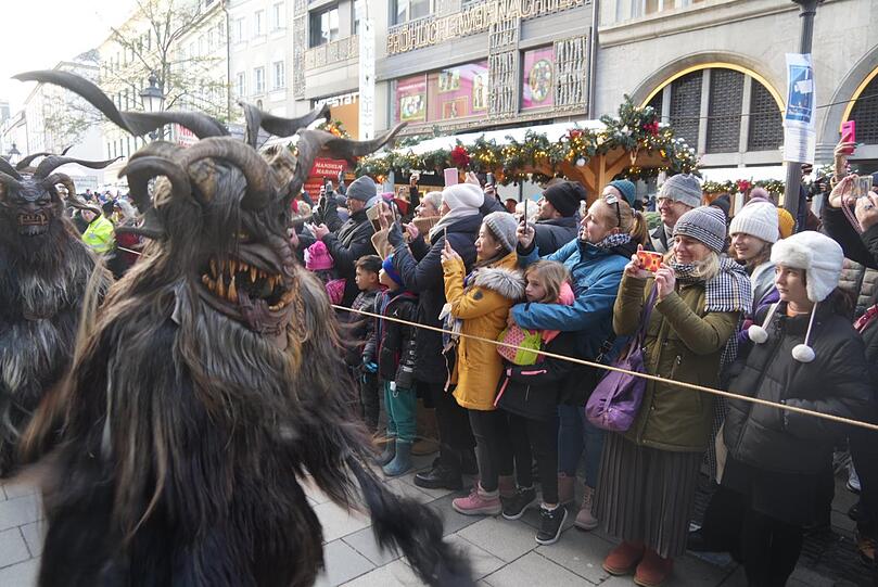 Rund 300 Krampusse zogen am Sonntagnachmittag an den Schaulustigen vorbei.