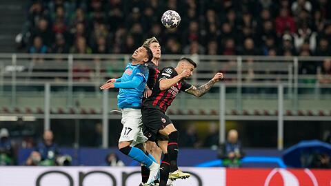Mathias Olivera (l) und der SSC Neapel verloren das Viertelfinal-Hinspiel gegen den AC Mailand.