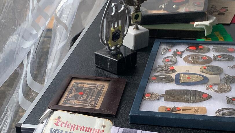 Auch mit abgeklebten Hakenkreuzen erlaubt der Veranstalter den Verkauf solcher Objekte nicht.