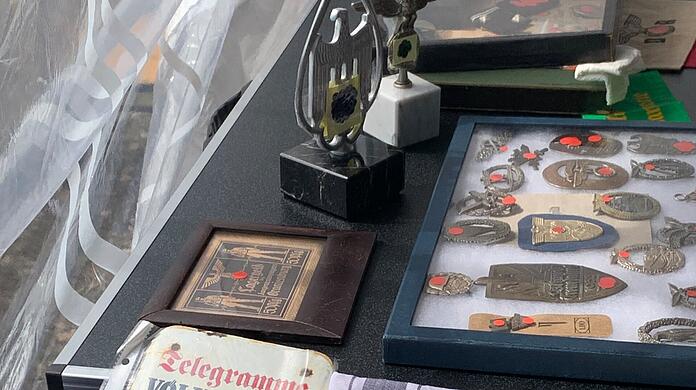 Auch mit abgeklebten Hakenkreuzen erlaubt der Veranstalter den Verkauf solcher Objekte nicht.