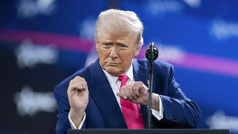 US-Präsident Donald Trump tänzelt während seiner Rede auf der Conservative Political Action Conference.