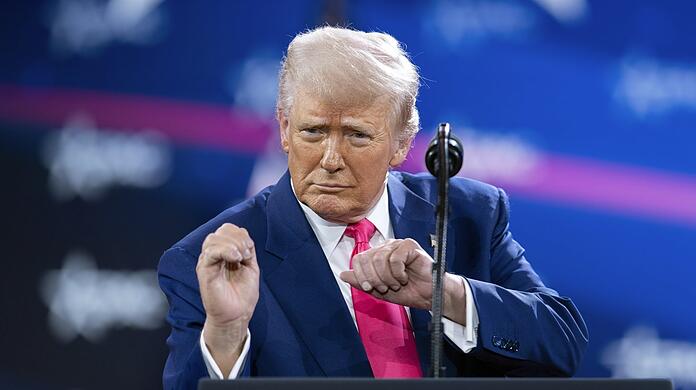 US-Präsident Donald Trump tänzelt während seiner Rede auf der Conservative Political Action Conference.