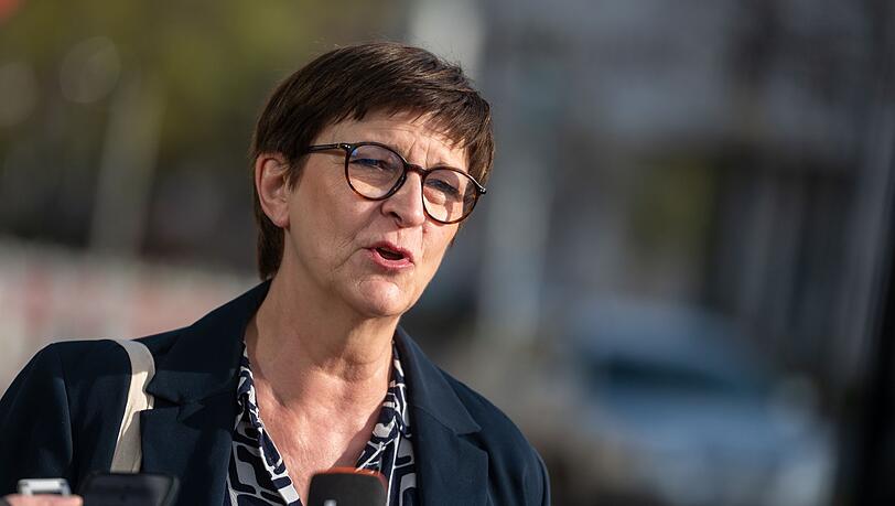 SPD-Chefin Saskia Esken äußert sich vor der Fortsetzung der Verhandlungen in der CDU-Zentrale in Berlin.