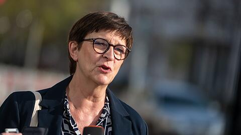 SPD-Chefin Saskia Esken äußert sich vor der Fortsetzung der Verhandlungen in der CDU-Zentrale in Berlin.