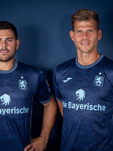 Welcher Löwenfan bekommt bei diesem Anblick keine Gänsehaut? Die Rückkehrer Volland (l.) und Niederlechner im neuen 1860-Auswärtstrikot von Joma.  Foto: Desativ