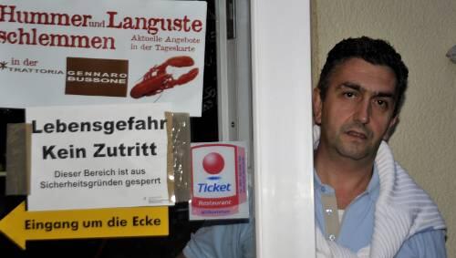 Gennaro Bussone vor seiner Trattoria, kurz nach der Räumung durch die Lokalbaukommission. Gennaro Bussone vor seiner Trattoria, kurz nach der Räumung durch die Lokalbaukommission.
