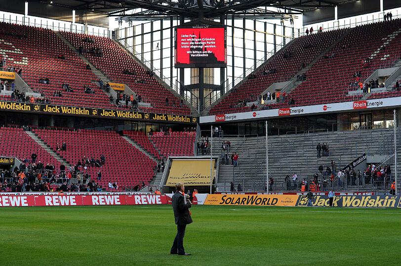 Der Stadionsprecher der Kölner informierte die Fans über die kurzfristige Spielabsage.