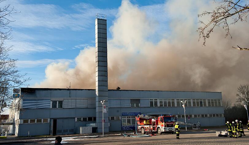 Beim Feuer in einer Bowling-Arena in Dachau rauchte es am frühen Dienstagnachmittag stark; auch ein angrenzendes Gebäude stand in Flammen.