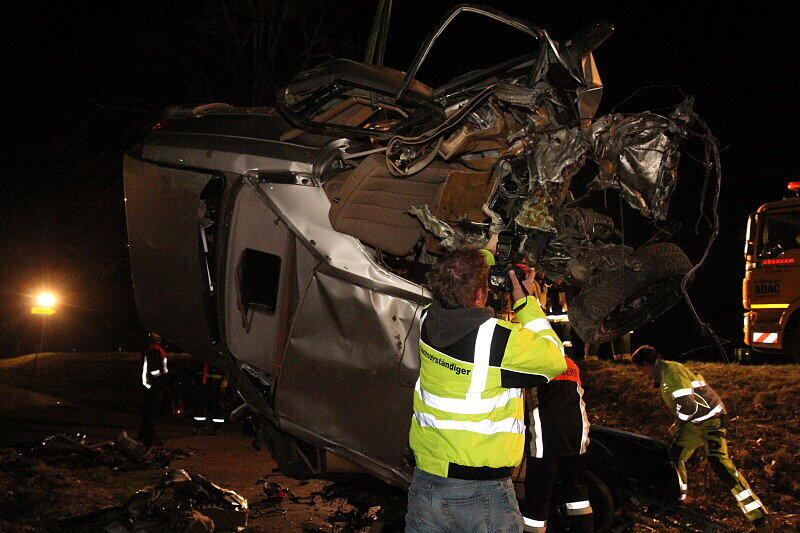 Bei einem Verkehrsunfall am Mittwochabend in Waging am See ist ein 49 Jahre alter Autofahrer ums Leben gekommen, nachdem er frontal gegen einen Baum gerast war.