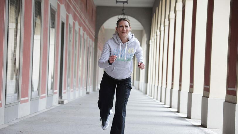 Elke Lindert im Hofgarten: Joggen kostet nichts - ist aber nicht jedermanns Sache. Elke Lindert im Hofgarten: Joggen kostet nichts - ist aber nicht jedermanns Sache.